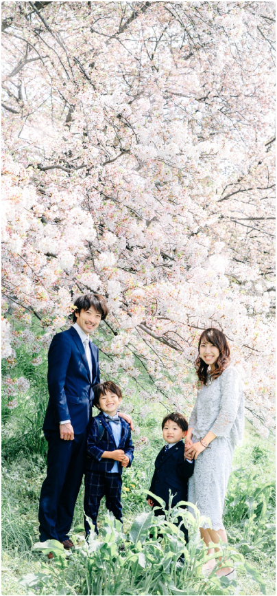 桜の木の下で撮影した家族写真（iPhoneで撮影）