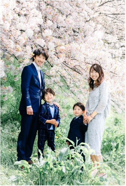 桜の木の下で撮影した家族写真（はがきサイズにトリミング）