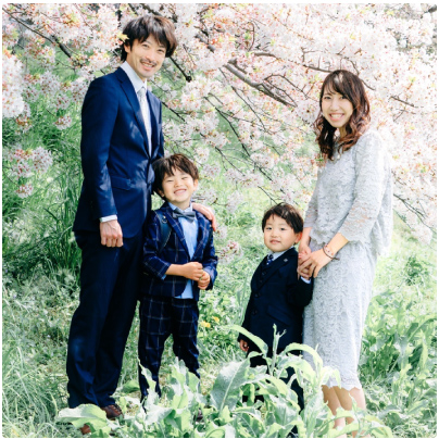 桜の木の下で撮影した家族写真（正方形にトリミング）